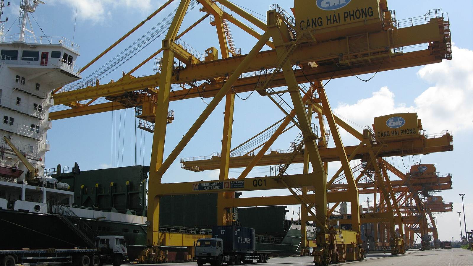Cần cẩu giàn mang chữ Cảng Hải Phòng đang làm hàng cạnh mạn tàu container