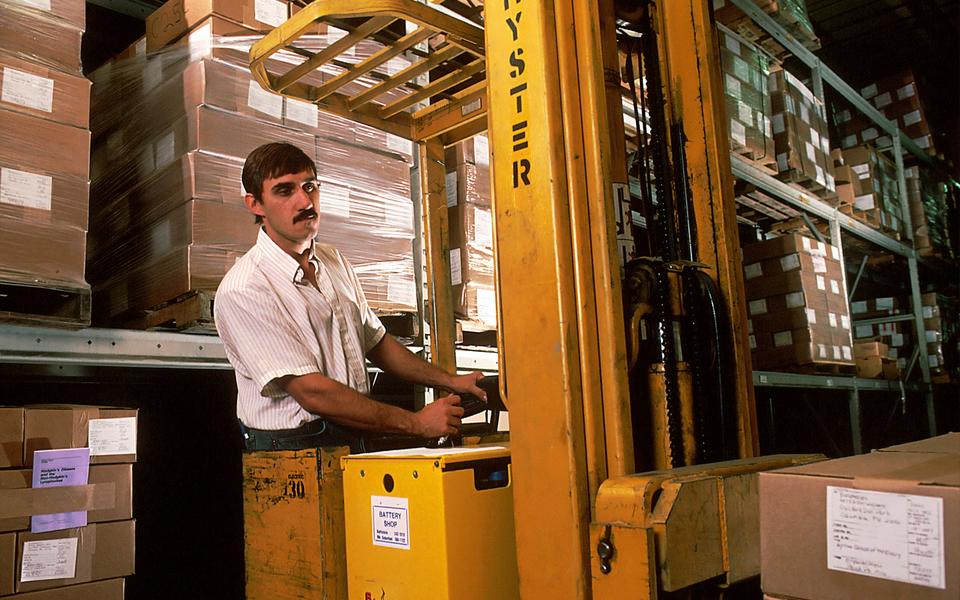 Xe nâng đang xếp hàng trong bãi, minh hoạ mảng nhà cung cấp và mua cước